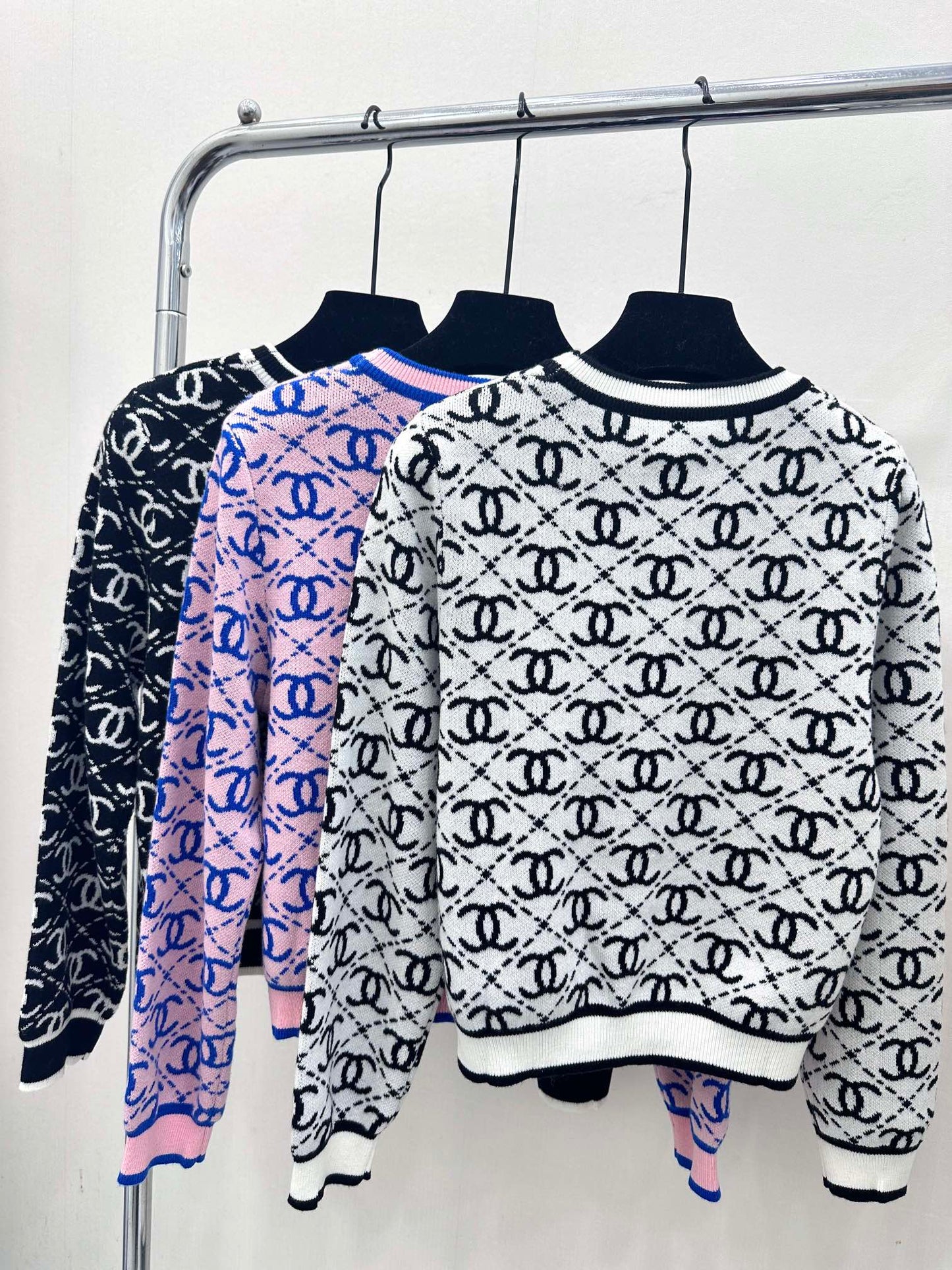 Argyle jacquard knit crew neck long-sleeve top