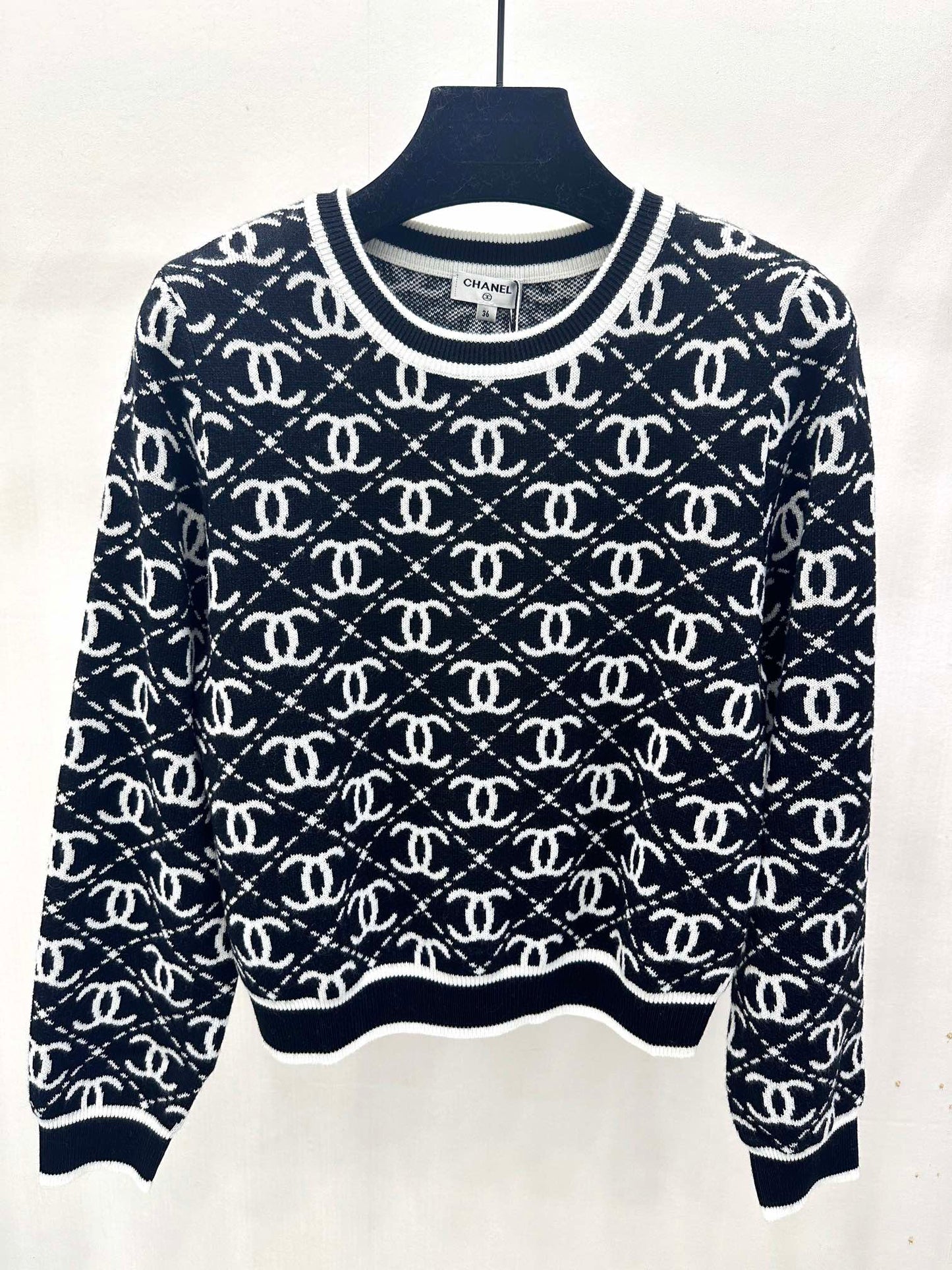 Argyle jacquard knit crew neck long-sleeve top