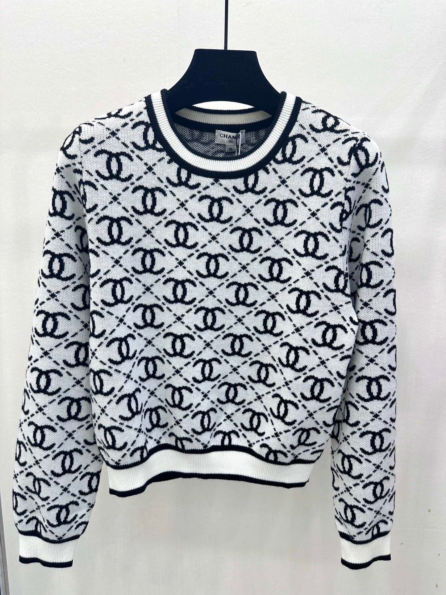 Argyle jacquard knit crew neck long-sleeve top