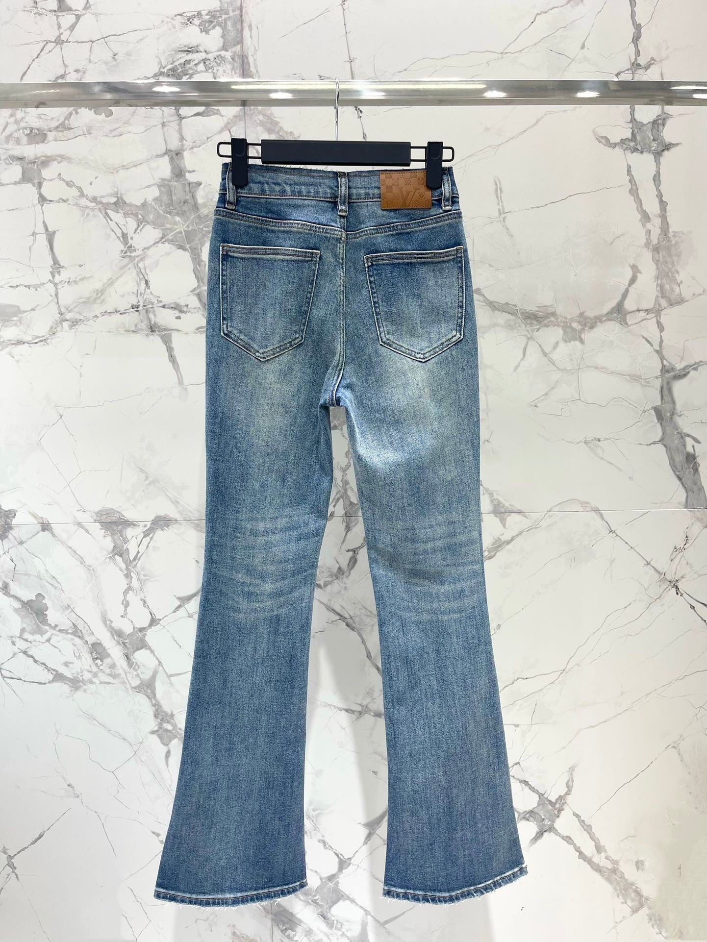 Wide-leg jeans with dense embroidered logo on the hem