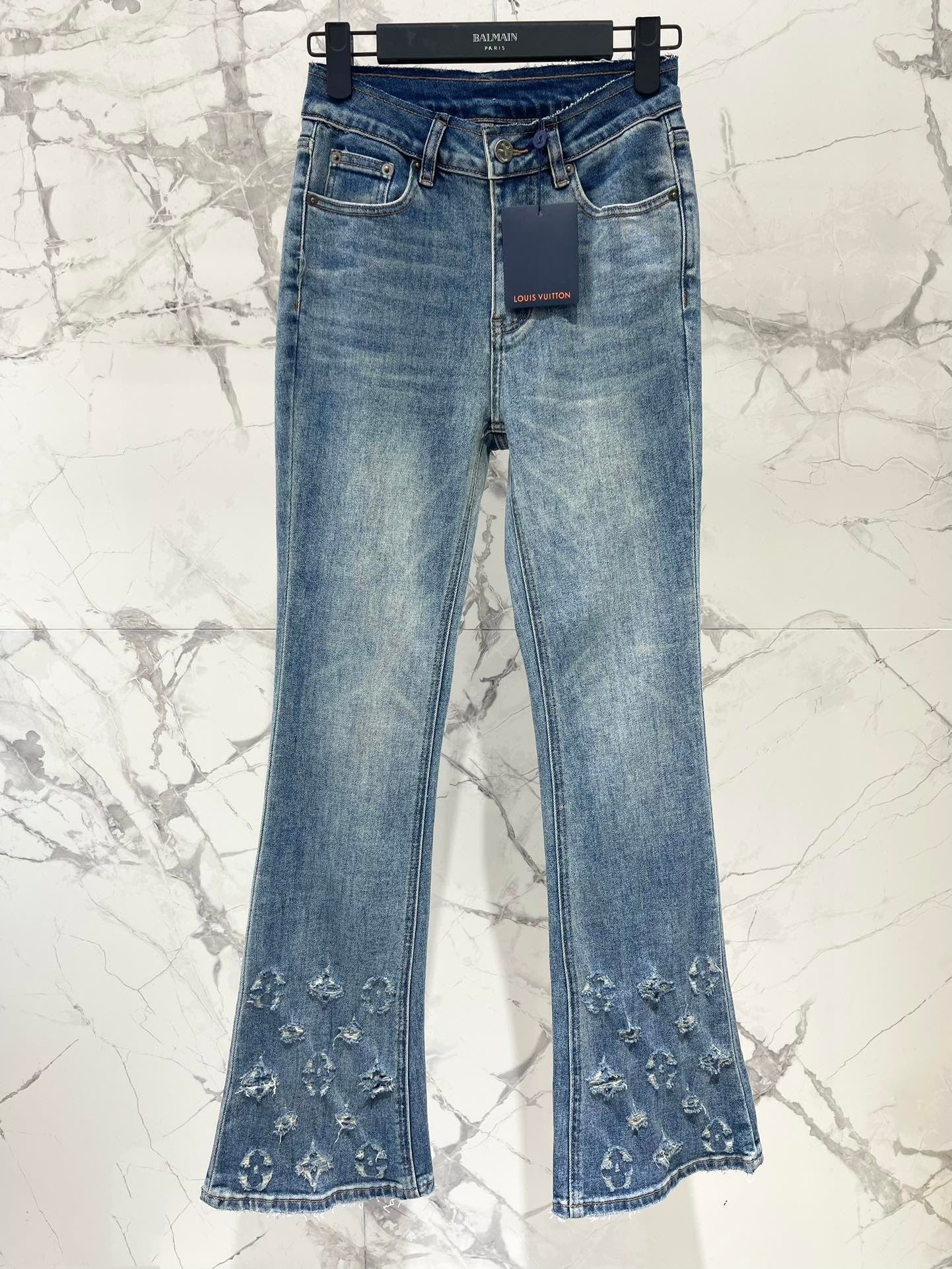 Wide-leg jeans with dense embroidered logo on the hem