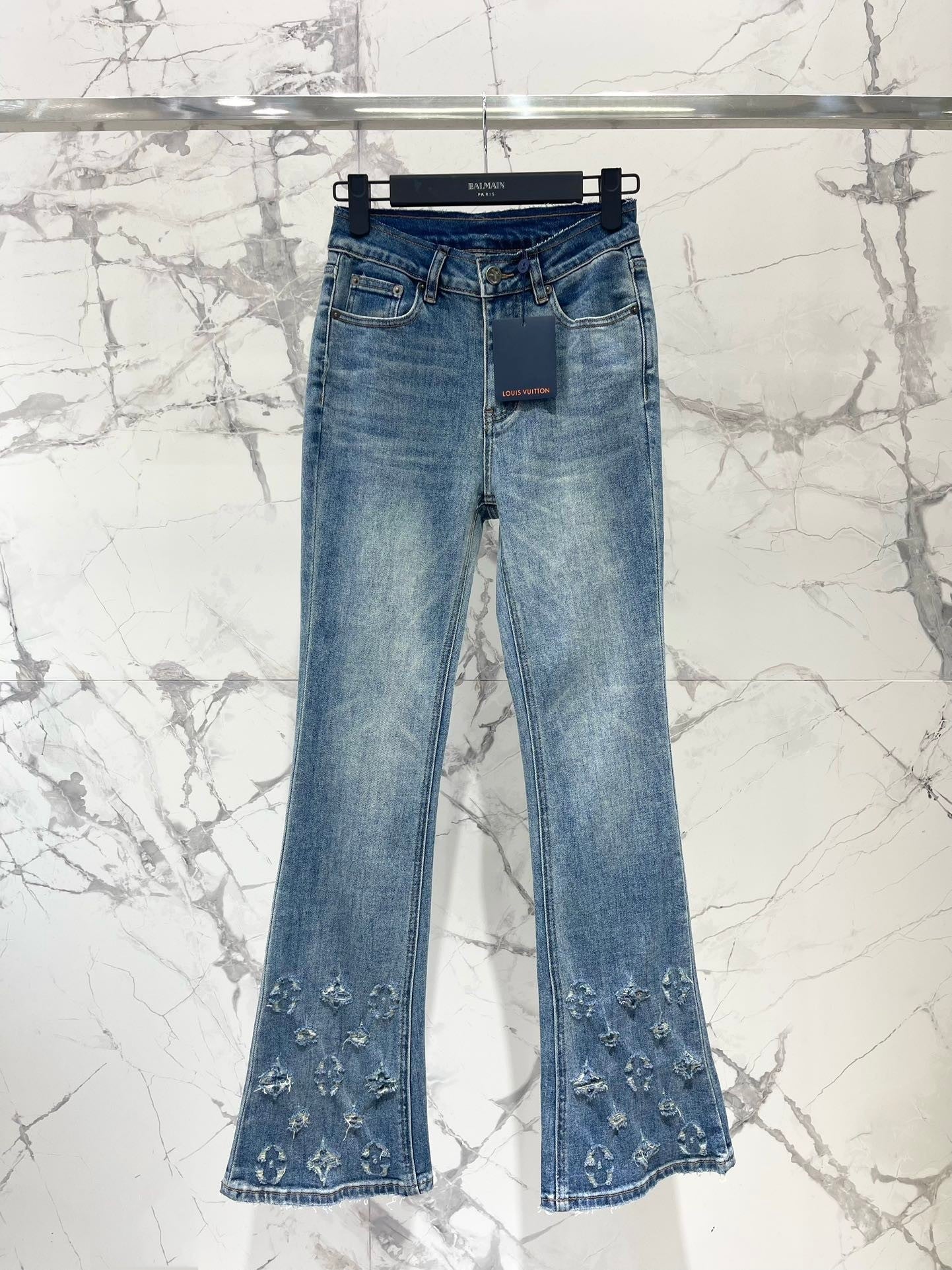 Wide-leg jeans with dense embroidered logo on the hem