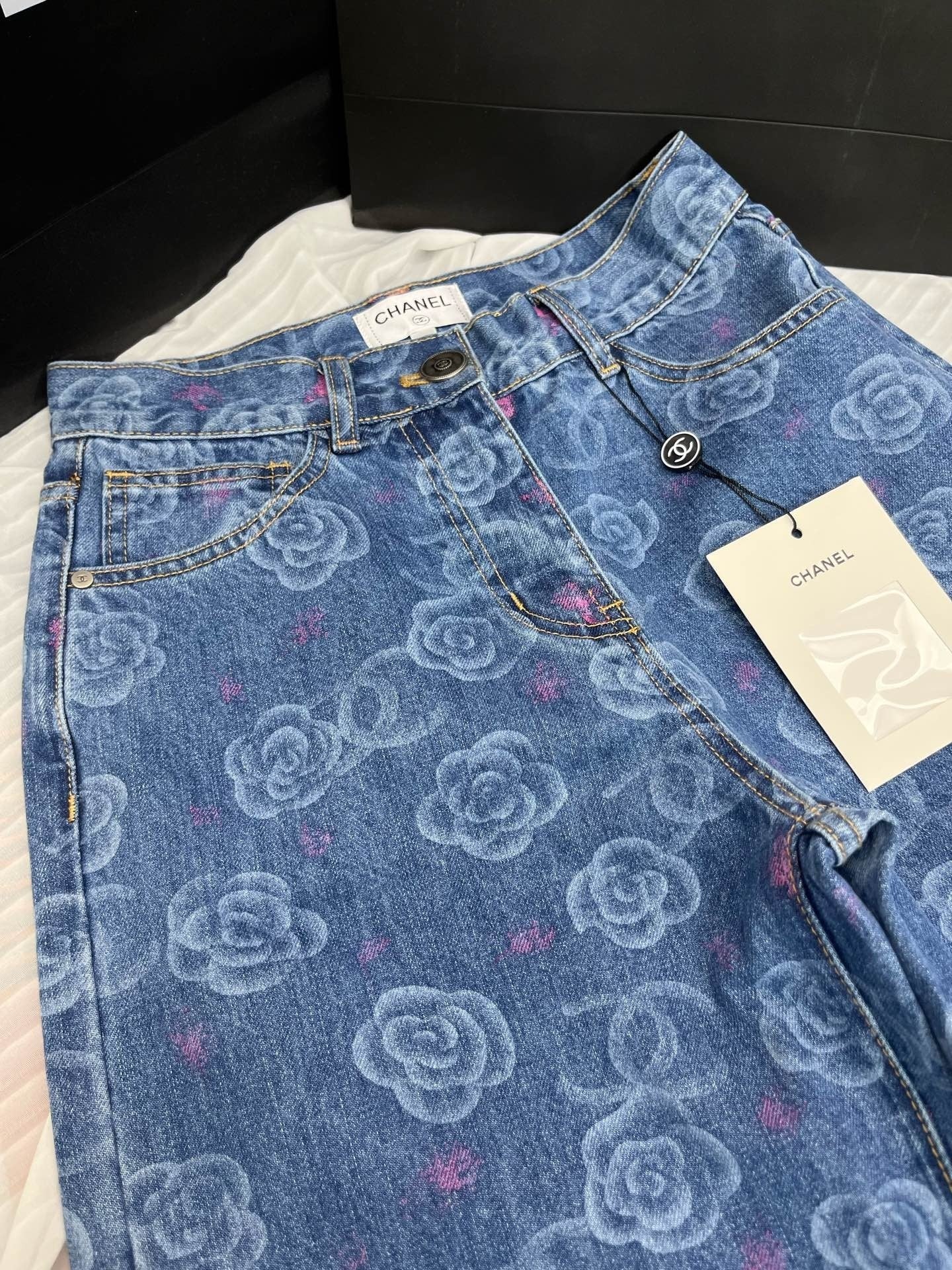 Jeans with two pockets all over print