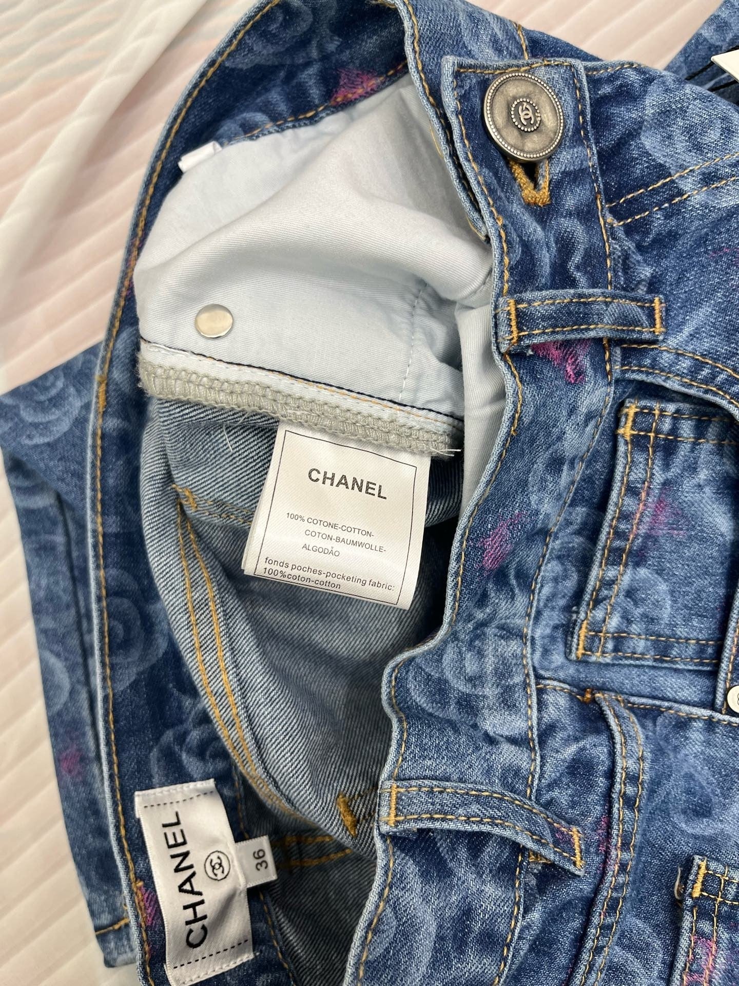 Jeans with two pockets all over print