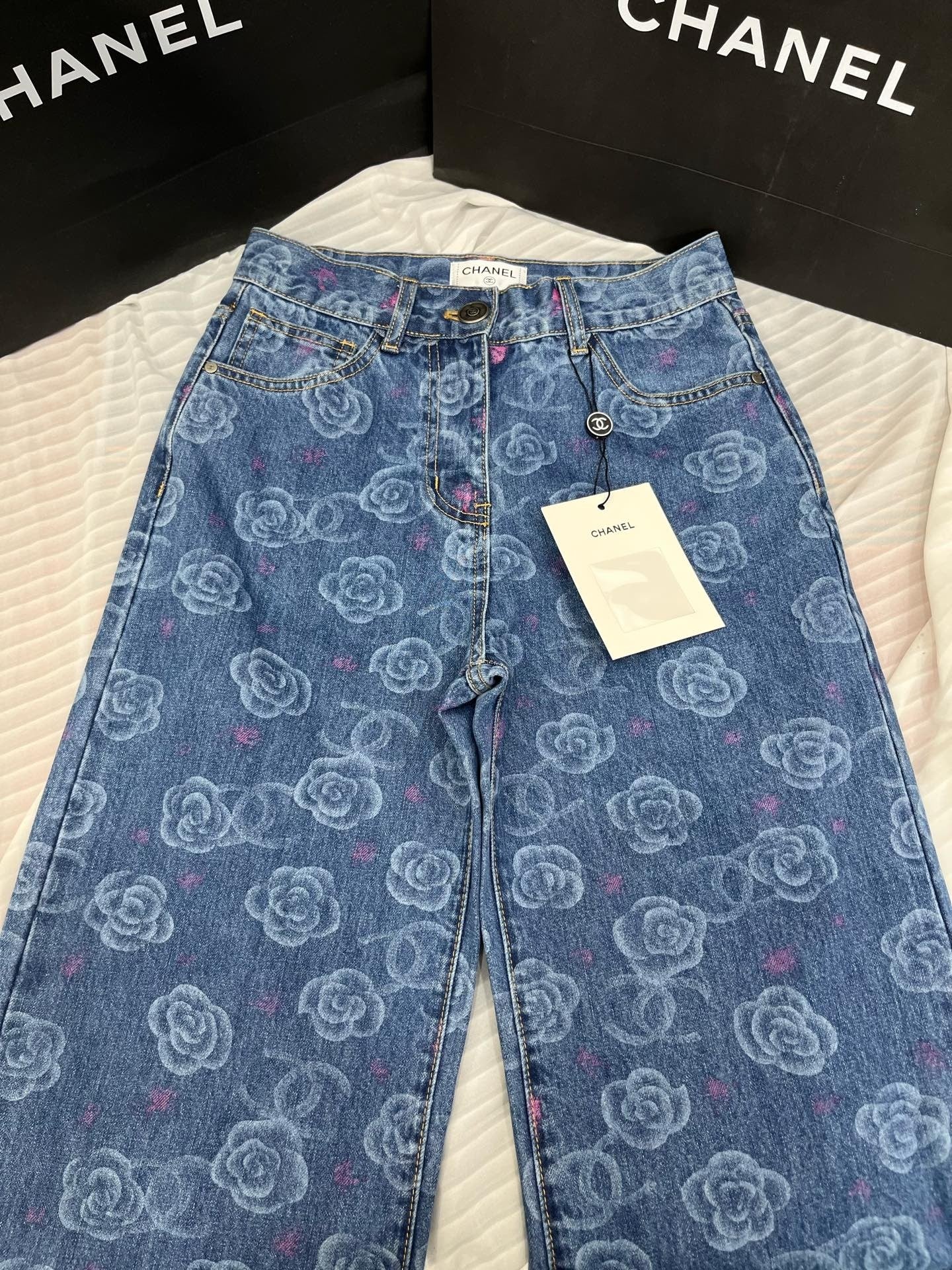 Jeans with two pockets all over print